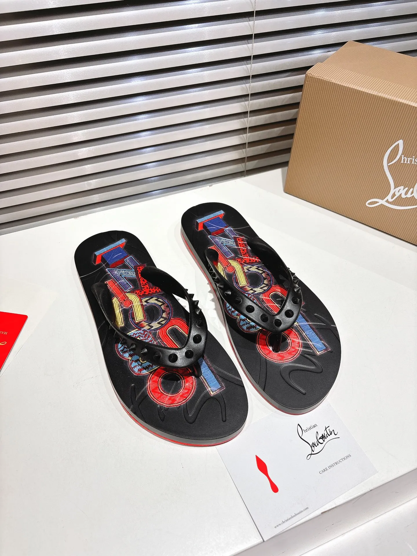 👟👟Ex-factory price 300👟👟 ╔Flip-flops black print╗ (yellow box packaging) ·Top version customization·2025𝐬𝐬 𝑪𝒉𝒓𝒊𝒔𝒕𝒊𝒂𝒏 𝑳𝒐𝒖𝒃𝒐𝒖𝒕𝒊𝒏 ▪️No matter the last shape, fabric, diamonds, nails, lining, outsole, they are as close as possible to ZP... ▪️The original sole is specially provided by the original factory ▪️The lining is imported water-dyed cowhide ▪️Private customization time is about 3-7 days —————— Size: Men's 37M-46M